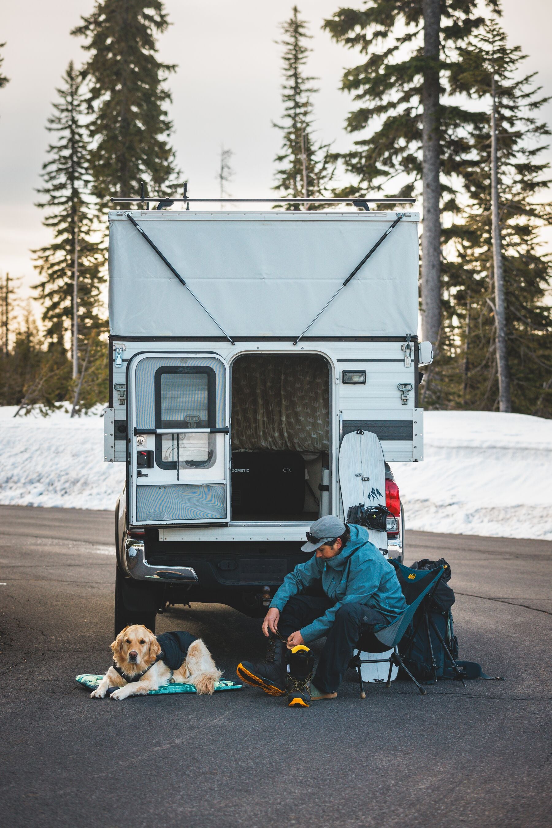 Chamarra para Perros Quinzee™ - Acolchada y Plegable - Verde Piedra (River Rock Green) | Ruffwear®