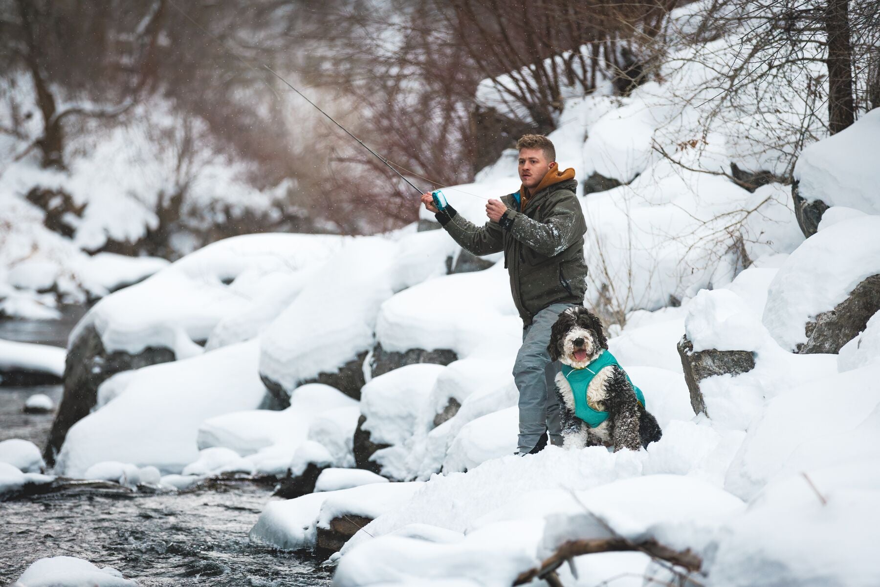 Chamarra para Perros Quinzee™ - Acolchada y Plegable - Verde Piedra (River Rock Green) | Ruffwear®