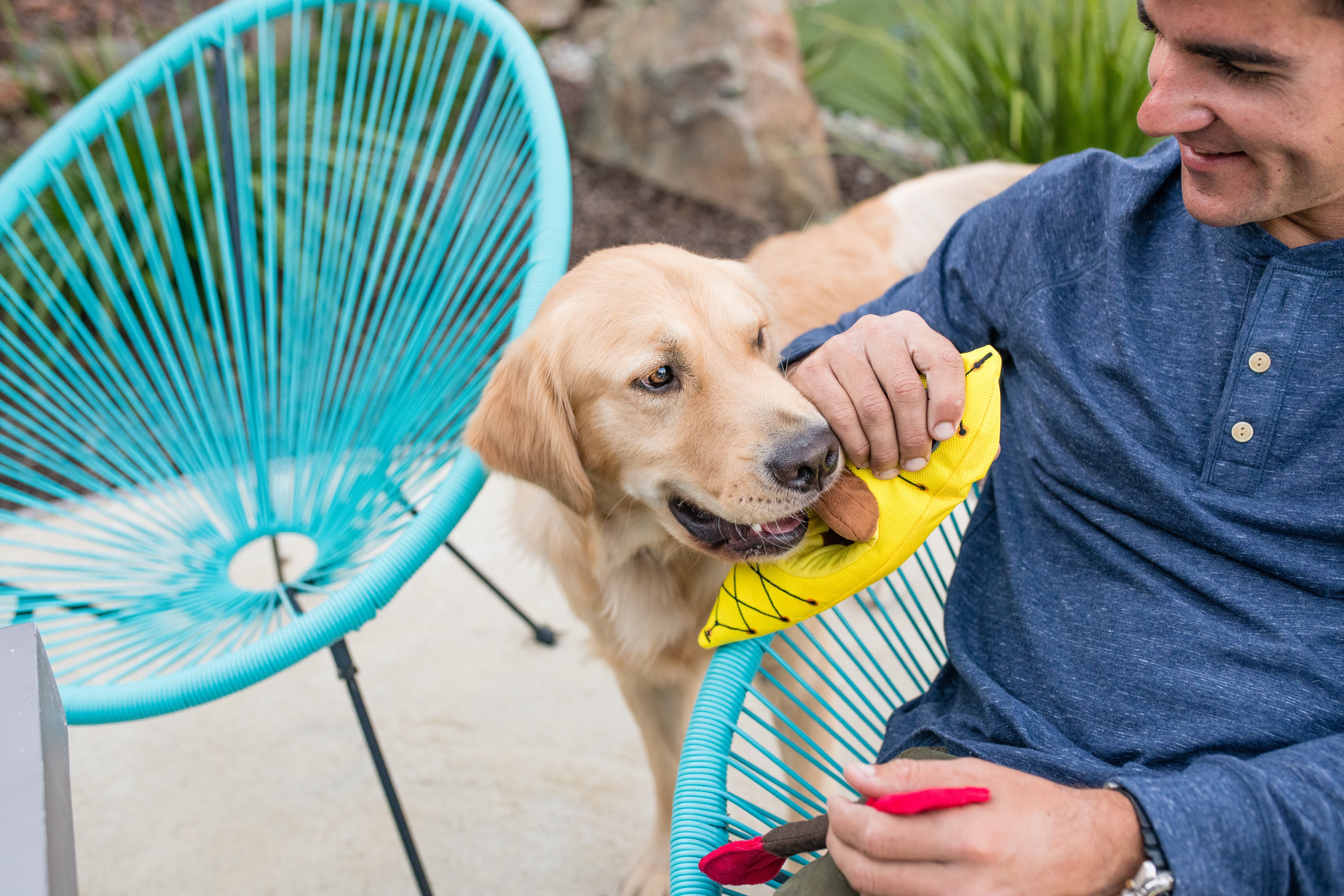 El Kayak - Juguete de Peluche para Perros Camp Corbin™ | Pet P.L.A.Y.